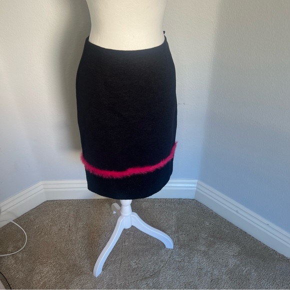 Mayda Cisneros Black skirt with pink boa - Picture 2 of 7